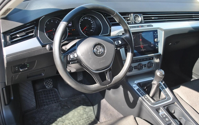 Volkswagen Passat cena 64900 przebieg: 146480, rok produkcji 2017 z Czersk małe 277